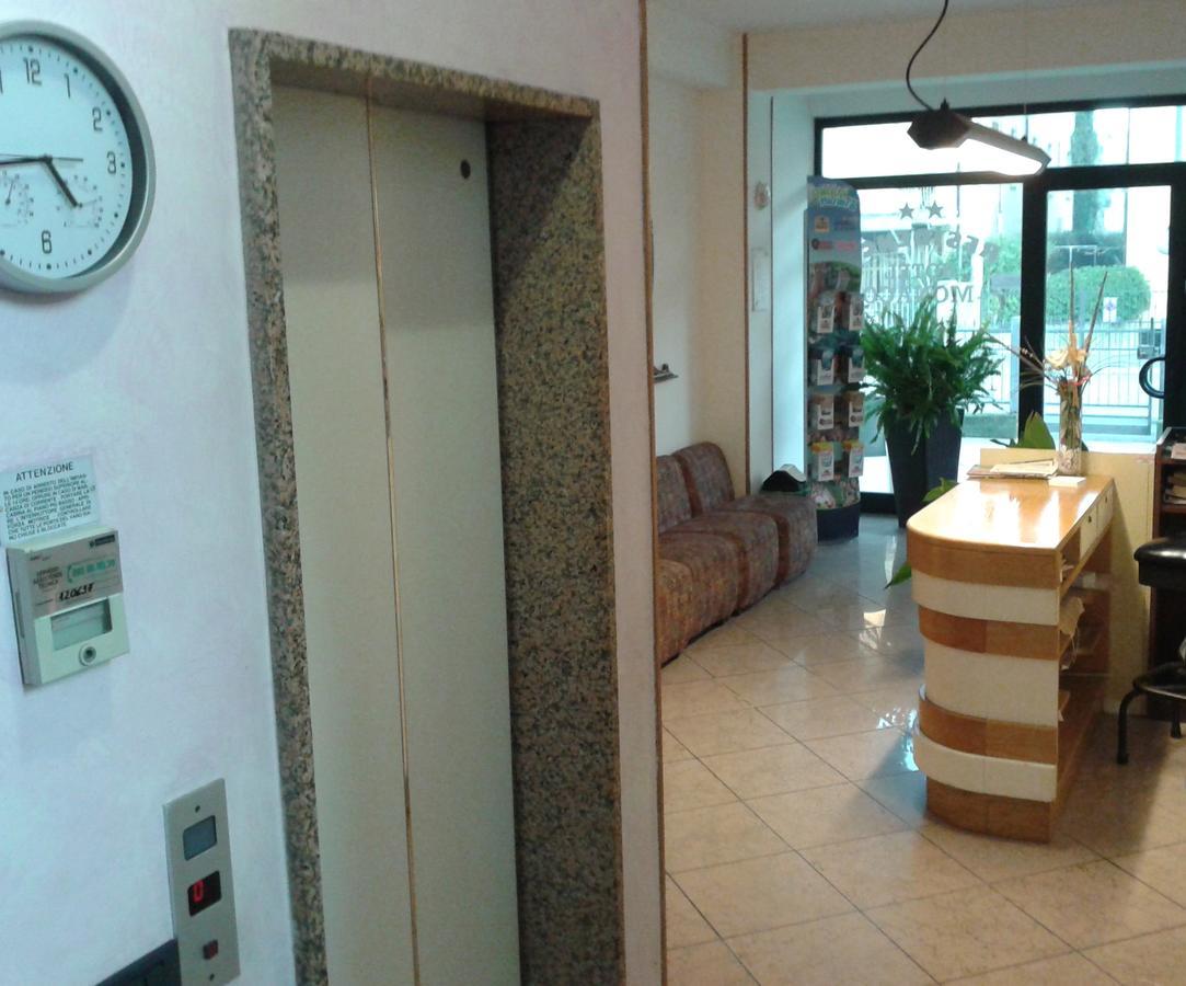 Residence Monaco Appartamenti 里米尼 外观 照片